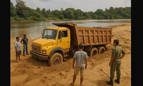 GOA: ट्रक फंसने के बाद क्वेरिम में अवैध रेत खनन का भंडाफोड़ GOA: ट्रक फंसने के बाद क्वेरिम में अवैध रेत खनन का भंडाफोड़