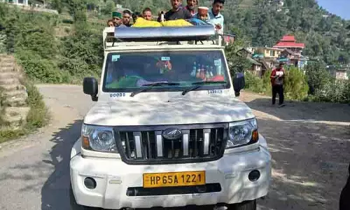 Mandi में तीर्थयात्रियों को ले जाने वाले मालवाहक वाहनों पर कार्रवाई