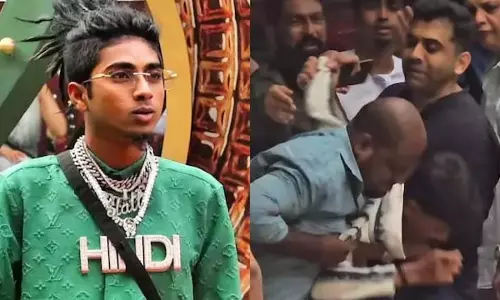 MC Stan : फैन के लिए दिखाई इंसानियत, गार्ड्स को हाथापाई से रोका MC Stan : फैन के लिए दिखाई इंसानियत, गार्ड्स को हाथापाई से रोका