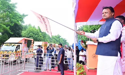मुख्यमंत्री माझी ने सरकार की उपलब्धियों को प्रचारित करने के लिए विकास वाहन तैनात किए मुख्यमंत्री माझी ने सरकार की उपलब्धियों को प्रचारित करने के लिए विकास वाहन तैनात किए