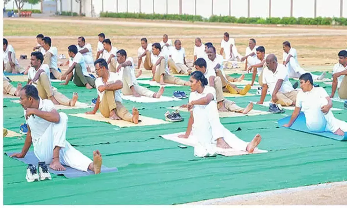 Andhra: पुलिस के लिए 10 दिवसीय योग प्रशिक्षण शुरू Andhra: पुलिस के लिए 10 दिवसीय योग प्रशिक्षण शुरू