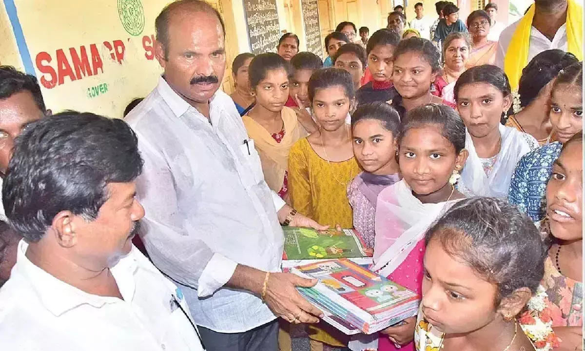 Andhra: सरकारी स्कूलों में पाठ्य पुस्तकों का वितरण शुरू Andhra: सरकारी स्कूलों में पाठ्य पुस्तकों का वितरण शुरू