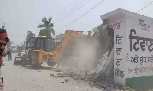 Fatehgarh Sahib में फेरीवाले का अवैध निर्माण ध्वस्त