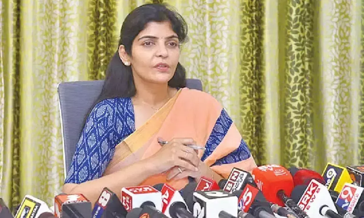 Andhra: एपी महिला आयोग प्रमुख ने लड़कियों से सतर्क रहने का आग्रह किया