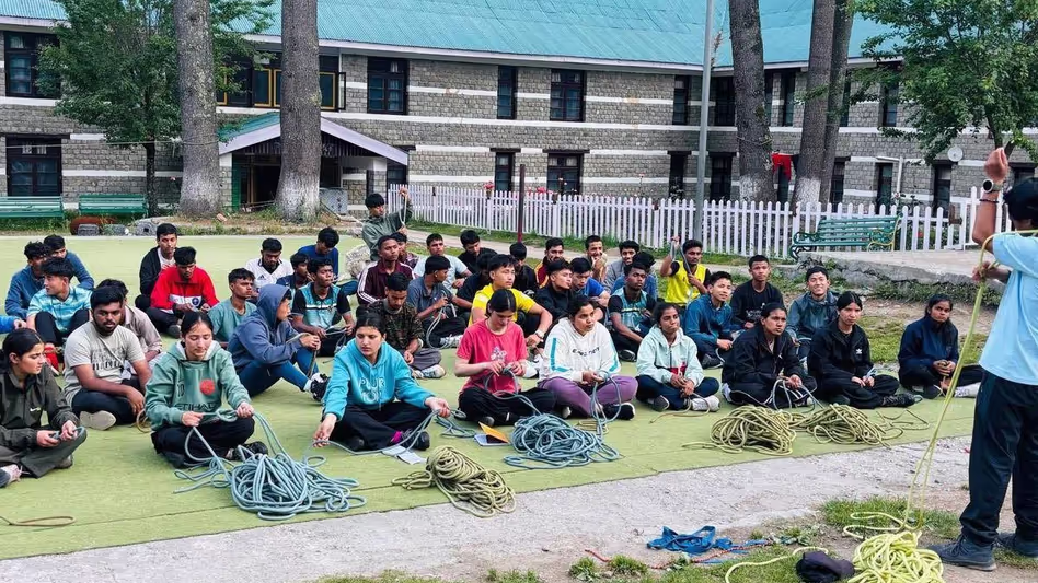 Sikkim  के आदिवासी छात्रों ने पर्वतारोहण पाठ्यक्रम में उत्कृष्ट प्रदर्शन