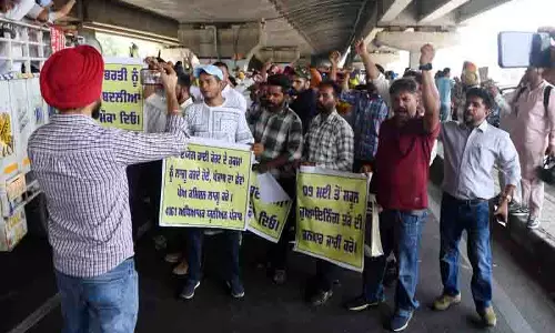 Ludhiana: स्थानांतरण विवाद और लंबित मांगों के चलते शहर में शिक्षकों का विरोध प्रदर्शन