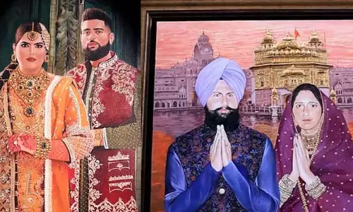 दिवंगत माता-पिता की याद में फैन आर्ट देख भावुक हुए Karan Aujla दिवंगत माता-पिता की याद में फैन आर्ट देख भावुक हुए Karan Aujla