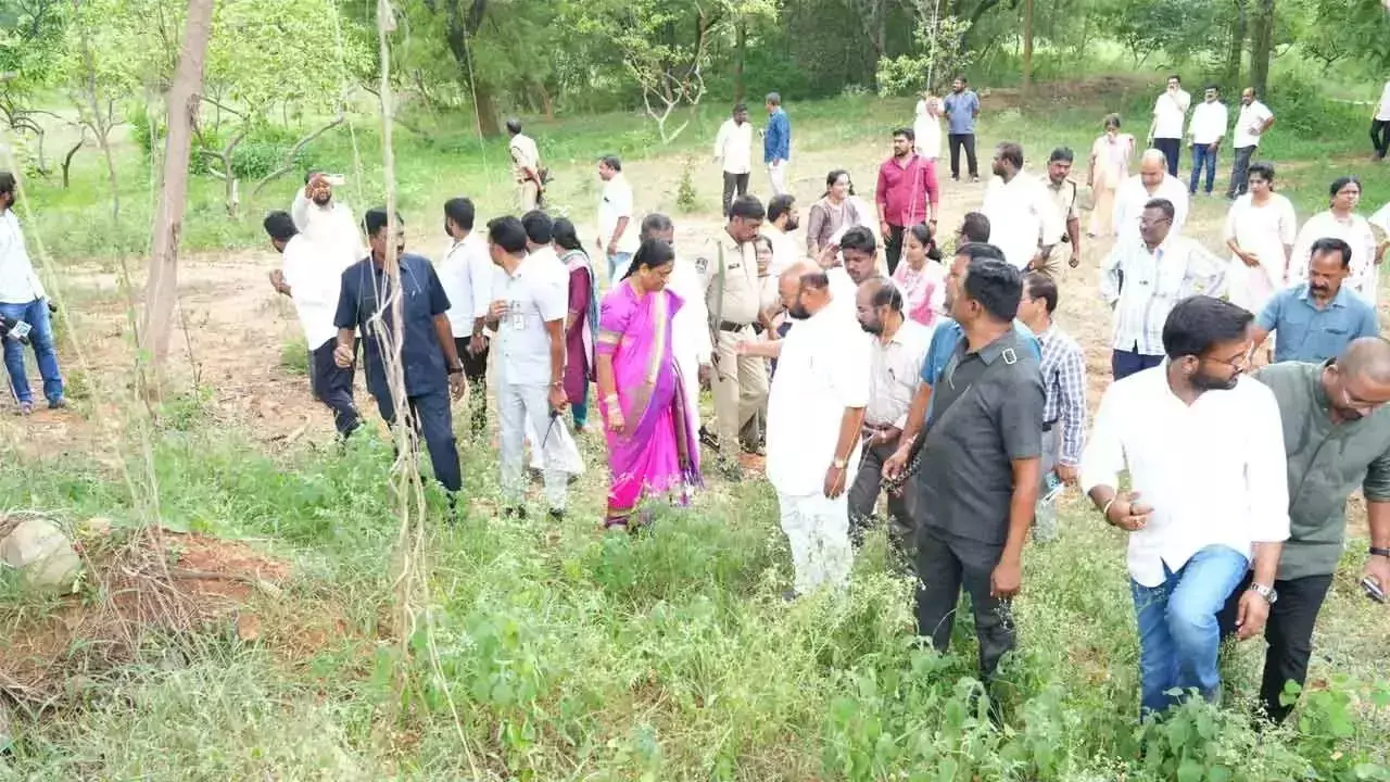 Telangana: सुरेखा ने मंदिर भूमि अतिक्रमणकारियों के खिलाफ पीडी अधिनियम लागू करने की चेतावनी दी Telangana: सुरेखा ने मंदिर भूमि अतिक्रमणकारियों के खिलाफ पीडी अधिनियम लागू करने की चेतावनी दी