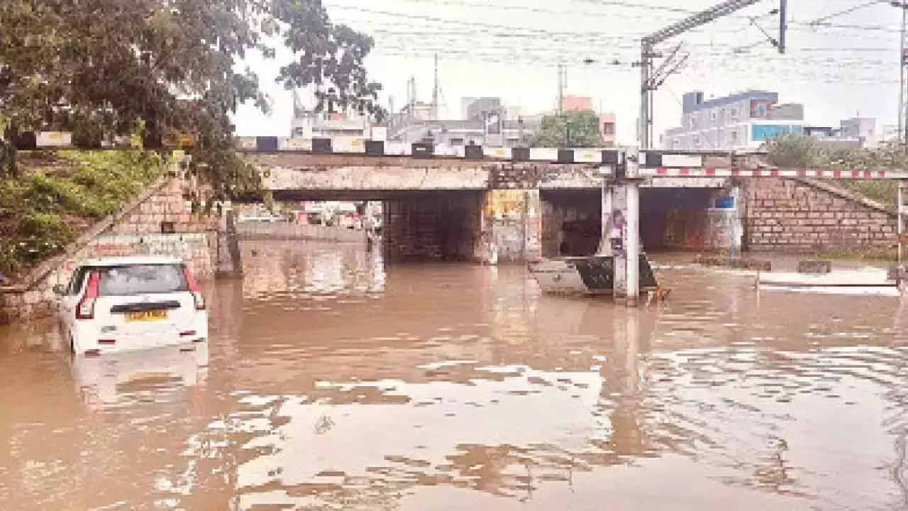 Telangana: शहर में भारी बारिश, कई इलाकों में जलभराव