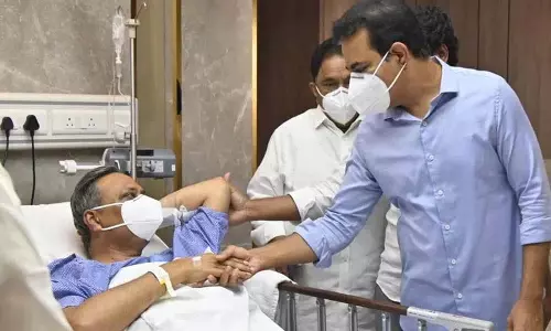 KTR ने पल्ला राजेश्वर रेड्डी का दौरा किया