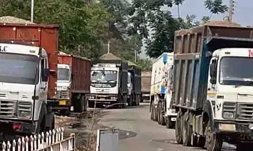 Himachal: खनन माफिया पर कार्रवाई में 24 लदे वाहन जब्त Himachal: खनन माफिया पर कार्रवाई में 24 लदे वाहन जब्त