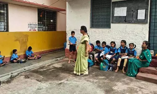 Panjagutta में बस्ती समिति के आयोजकों ने स्कूल पर लगाया ताला.. बाहर बैठे छात्र Panjagutta में बस्ती समिति के आयोजकों ने स्कूल पर लगाया ताला.. बाहर बैठे छात्र