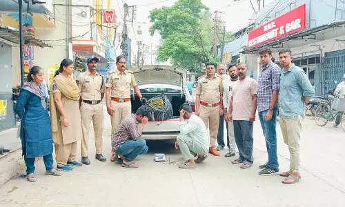 गांजा बेचने के आरोप में दो युवक गिरफ्तार गांजा बेचने के आरोप में दो युवक गिरफ्तार