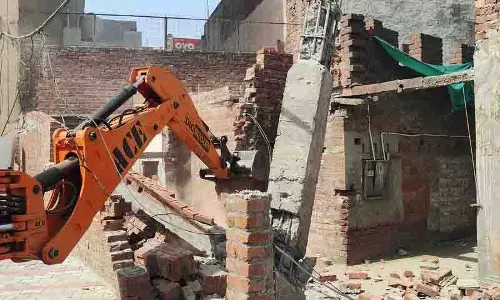 Amritsar में नगर निगम ने अवैध इमारत को गिराया