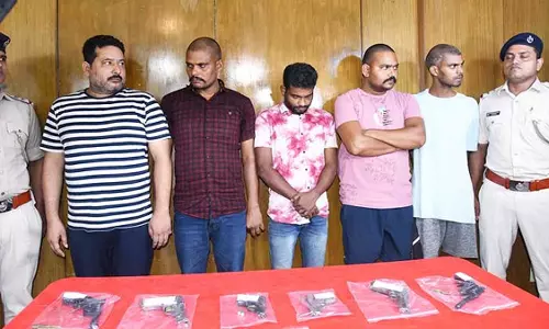भुवनेश्वर में स्वचालित पिस्तौल और रिवॉल्वर की तस्करी के आरोप में 5 गिरफ्तार भुवनेश्वर में स्वचालित पिस्तौल और रिवॉल्वर की तस्करी के आरोप में 5 गिरफ्तार