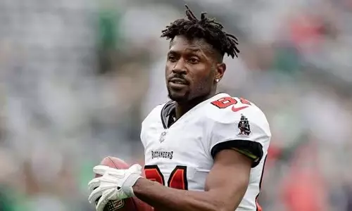 Antonio Brown मियामी में हत्या के प्रयास के आरोप में वांछित Antonio Brown मियामी में हत्या के प्रयास के आरोप में वांछित