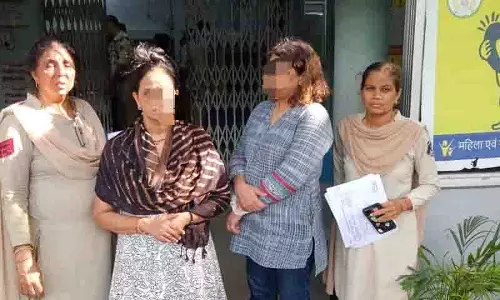 Raipur Breaking: पत्रकारों पर हमले को लेकर वीरेंद्र तोमर की पत्नी गिरफ्तार Raipur Breaking: पत्रकारों पर हमले को लेकर वीरेंद्र तोमर की पत्नी गिरफ्तार
