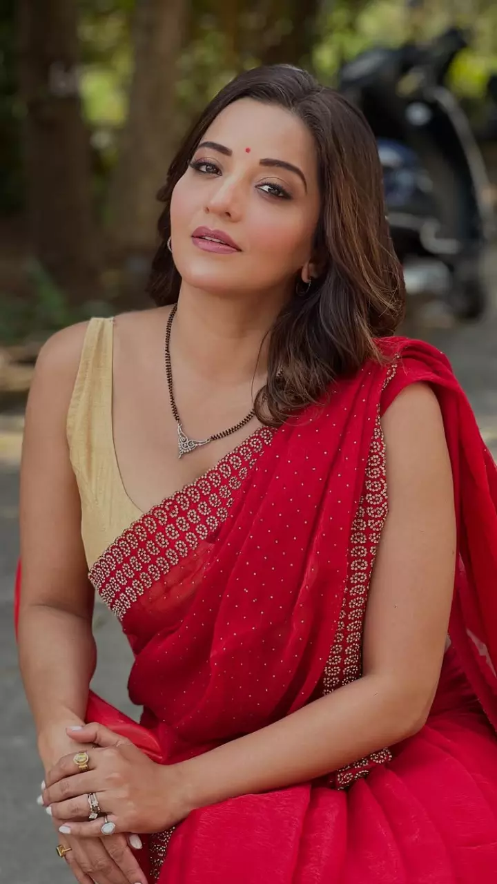 MONALISA ने पहनी खूबसूरत साड़ी