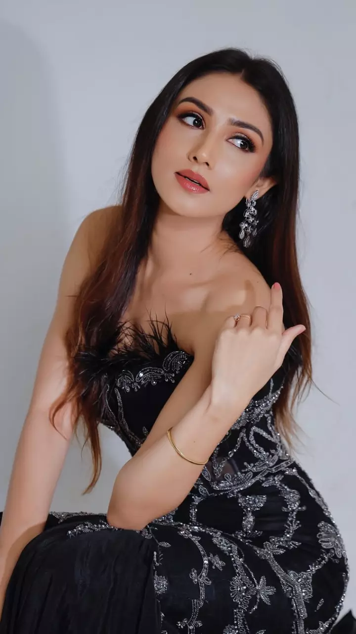 Donal Bisht ने लगाया ग्लैमर का तड़का