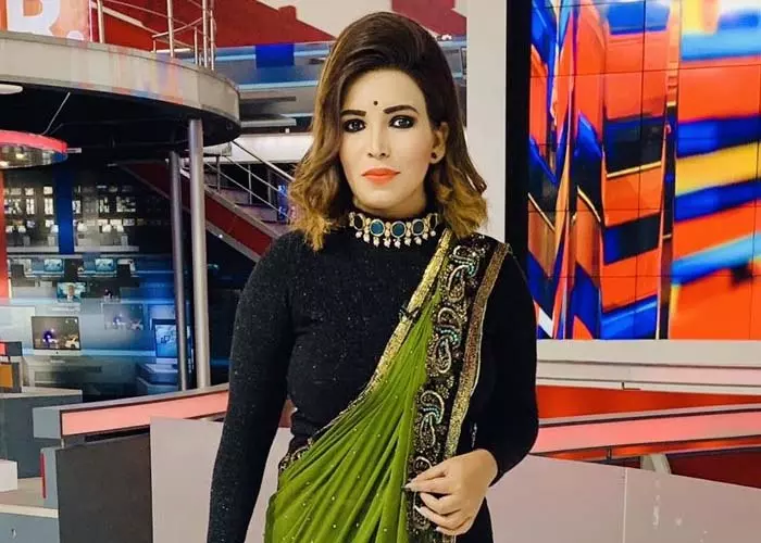 मोबाइल को हीरे और सोना से सजा रखी थी, गिरफ्तार महिला एंकर पर बड़ा खुलासा मोबाइल को हीरे और सोना से सजा रखी थी, गिरफ्तार महिला एंकर पर बड़ा खुलासा