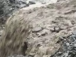 Kullu: जिंगजिंगबार के पास नाले में आई बाढ़, 1500 पर्यटक वाहन फंसे Kullu: जिंगजिंगबार के पास नाले में आई बाढ़, 1500 पर्यटक वाहन फंसे