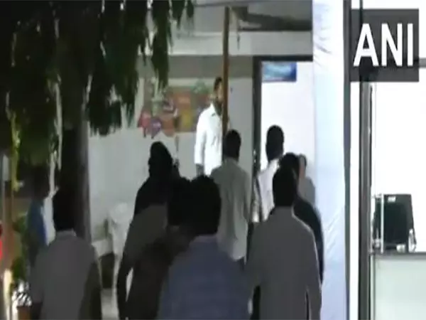 Gandhinagar: विजय रूपाणी के बेटे रुषभ रूपाणी पिता के घर पहुंचे Gandhinagar: विजय रूपाणी के बेटे रुषभ रूपाणी पिता के घर पहुंचे