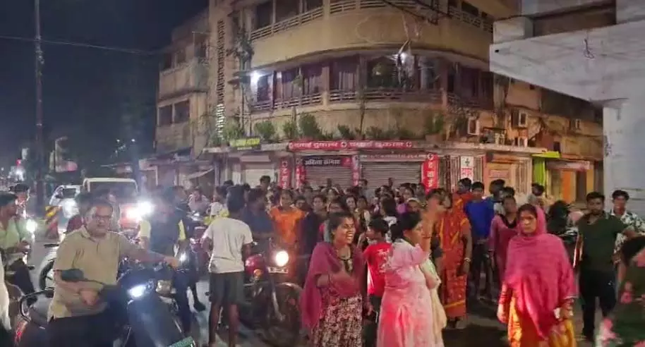 घर उजाड़ने की नोटिस पर आधी रात लोगों ने किया कलेक्ट्रेट का घेराव घर उजाड़ने की नोटिस पर आधी रात लोगों ने किया कलेक्ट्रेट का घेराव