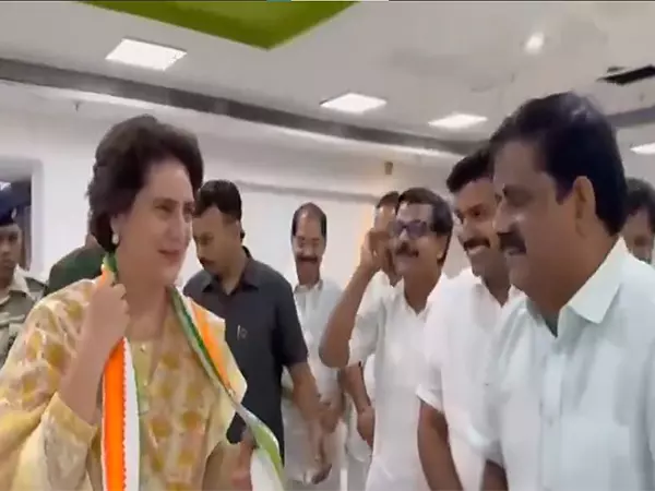 नीलांबुर उपचुनाव से पहले कांग्रेस सांसद प्रियंका गांधी वाड्रा Kerala पहुंचीं नीलांबुर उपचुनाव से पहले कांग्रेस सांसद प्रियंका गांधी वाड्रा Kerala पहुंचीं