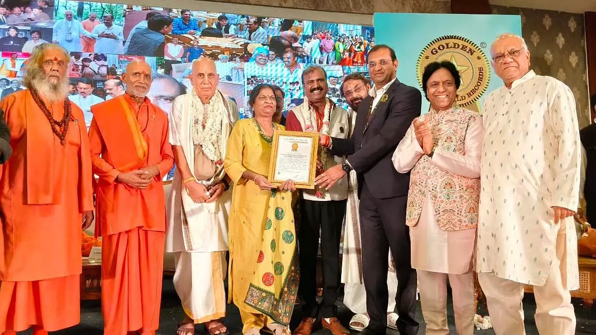Indore: एक व्यक्ति को 11,280 लावारिस शवों का अंतिम संस्कार करने के लिए सम्मानित किया गया Indore: एक व्यक्ति को 11,280 लावारिस शवों का अंतिम संस्कार करने के लिए सम्मानित किया गया