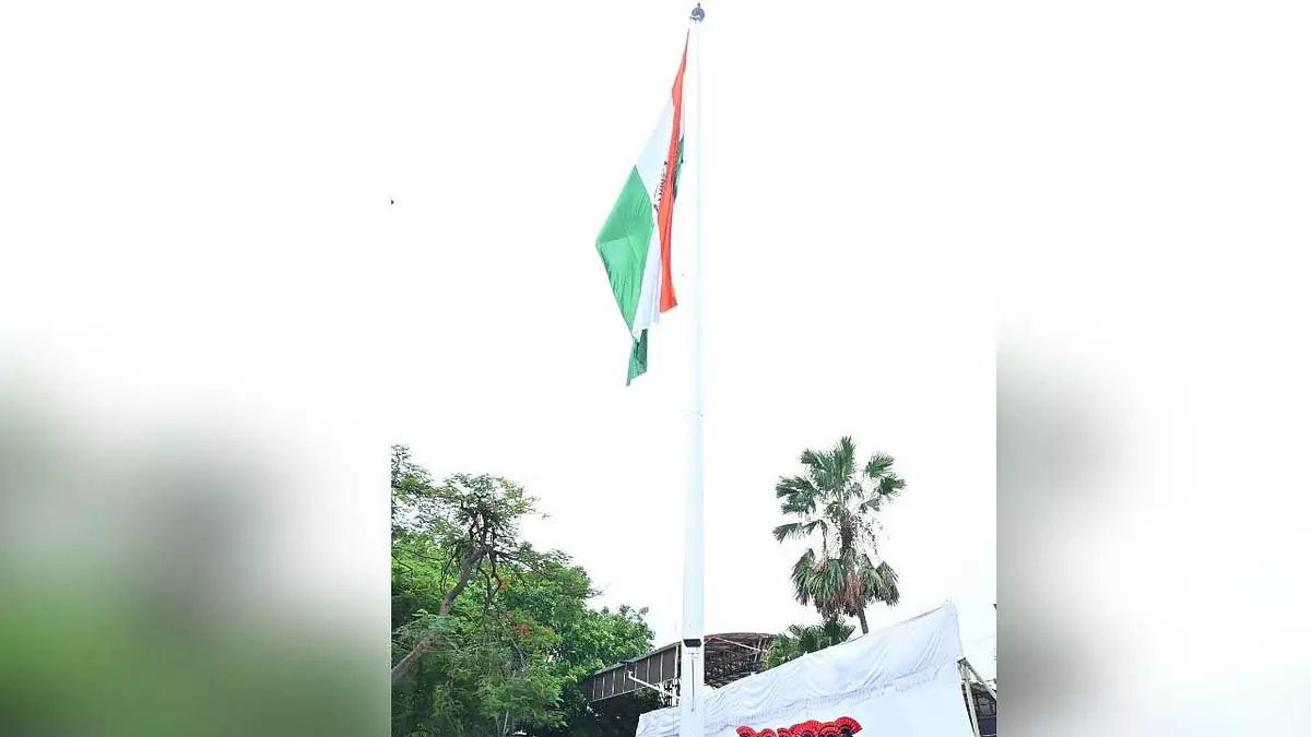 शिरडी साईंबाबा मंदिर के पास फ्लैग फाउंडेशन ऑफ इंडिया द्वारा 108 फीट ऊंचे राष्ट्रीय ध्वज का अनावरण किया शिरडी साईंबाबा मंदिर के पास फ्लैग फाउंडेशन ऑफ इंडिया द्वारा 108 फीट ऊंचे राष्ट्रीय ध्वज का अनावरण किया