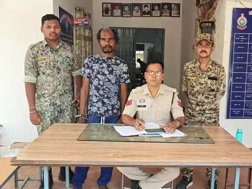 पड़ोसी को मौत के घाट उतारने वाला युवक गिरफ्तार पड़ोसी को मौत के घाट उतारने वाला युवक गिरफ्तार