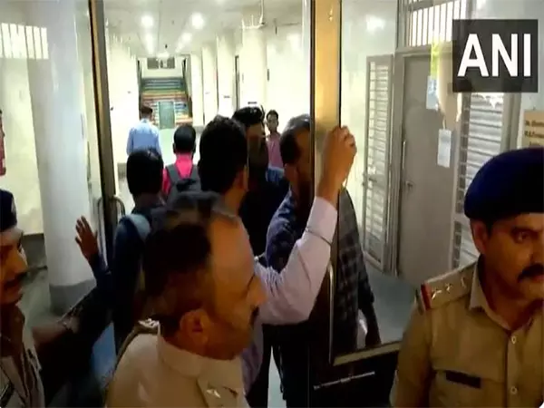 Ahmedabad plane crash: पीड़ितों की पहचान के लिए डीएनए सैंपल एकत्र करना जारी Ahmedabad plane crash: पीड़ितों की पहचान के लिए डीएनए सैंपल एकत्र करना जारी