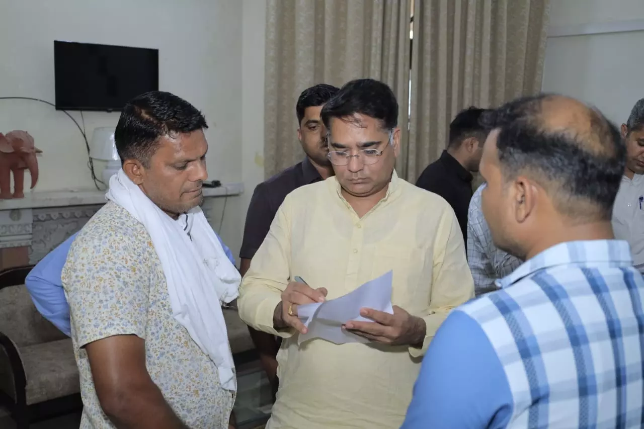 Jaipur: जल संसाधन मंत्री ने अजमेर सर्किट हाउस में जनसुनवाई Jaipur: जल संसाधन मंत्री ने अजमेर सर्किट हाउस में जनसुनवाई