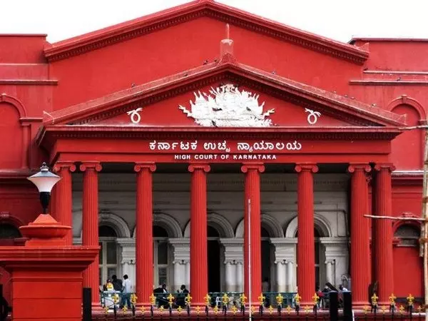 Karnataka HC ने 16 जून से बाइक और टैक्सी सेवाओं को निलंबित करने के एकल न्यायाधीश पीठ के आदेश पर रोक लगाने से इनकार कर दिया Karnataka HC ने 16 जून से बाइक और टैक्सी सेवाओं को निलंबित करने के एकल न्यायाधीश पीठ के आदेश पर रोक लगाने से इनकार कर दिया