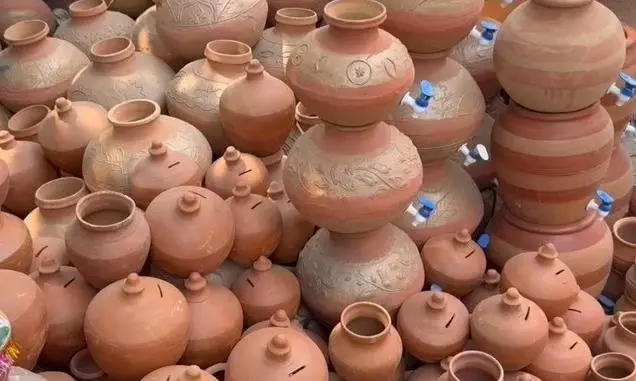 Prayagraj: परंपरागत देसी उपाय ‘मटका’ एक बार फिर चर्चा में Prayagraj: परंपरागत देसी उपाय ‘मटका’ एक बार फिर चर्चा में