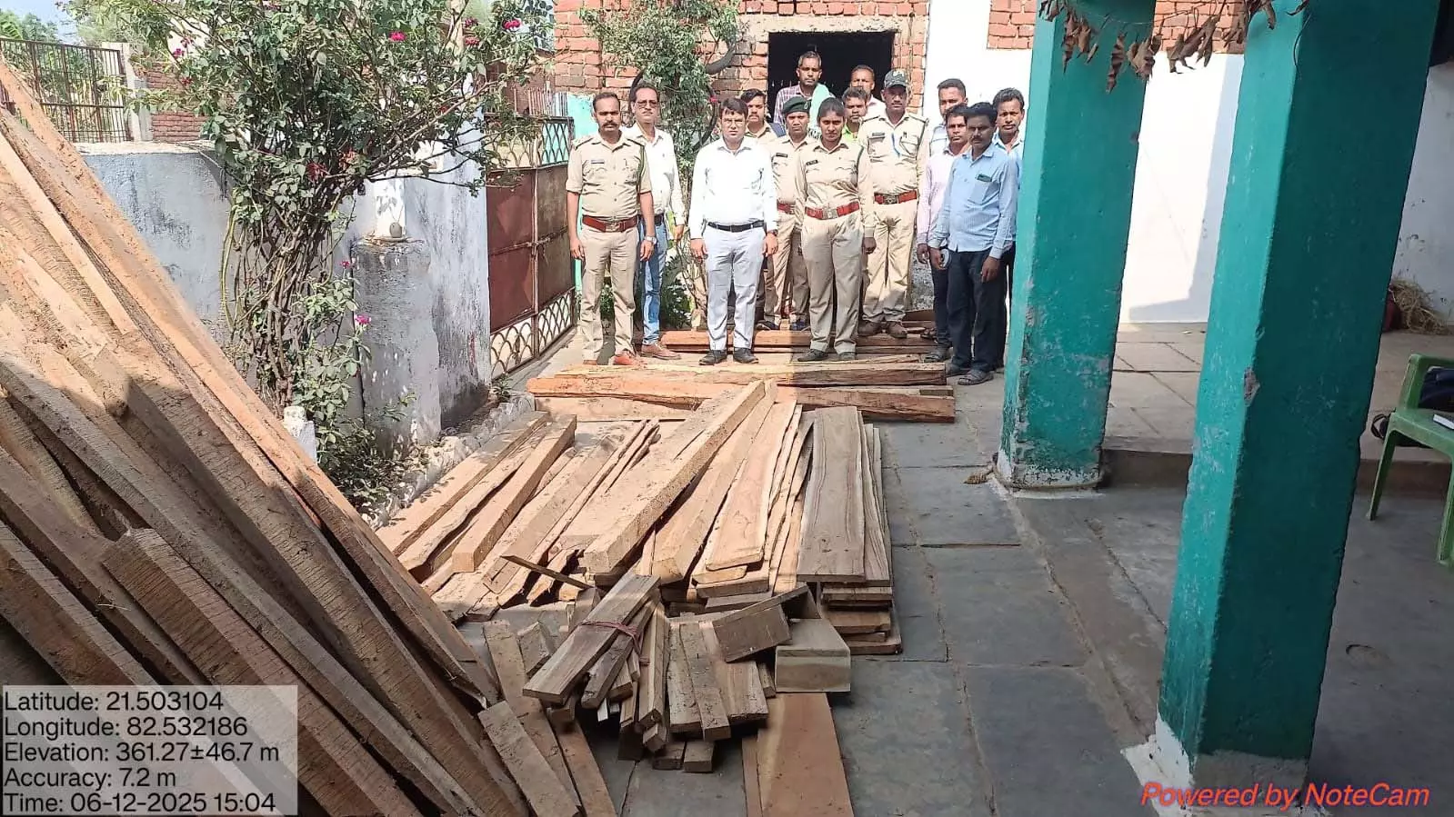 सागौन और बीजा लकड़ी का चिरान जब्त, वन विभाग ने ग्रामीण के घर मारी रेड सागौन और बीजा लकड़ी का चिरान जब्त, वन विभाग ने ग्रामीण के घर मारी रेड