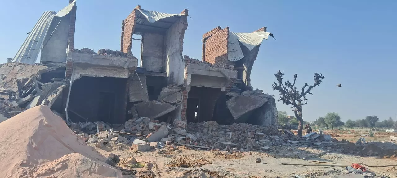 Ghaziabad: अवैध कॉलोनी का भंडाफोड़, 34 बीघे भूमि पर की गई बसावट ढहाई गई Ghaziabad: अवैध कॉलोनी का भंडाफोड़, 34 बीघे भूमि पर की गई बसावट ढहाई गई