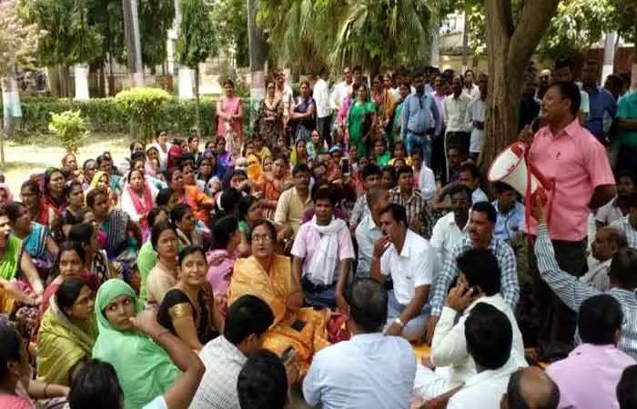 Lucknow: शिक्षामित्रों का संघर्ष जारी, मांगों को लेकर 18वें दिन भूखे रहेंगे प्रदर्शनकारी Lucknow: शिक्षामित्रों का संघर्ष जारी, मांगों को लेकर 18वें दिन भूखे रहेंगे प्रदर्शनकारी