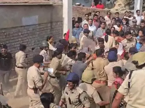 रायगढ़ में पुलिस फोर्स और ग्रामीणों के बीच हुई झूमाझटकी रायगढ़ में पुलिस फोर्स और ग्रामीणों के बीच हुई झूमाझटकी