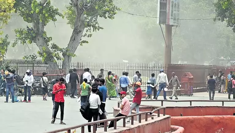 दिल्ली में आंधी-बारिश से गर्मी से राहत मिलने की संभावना दिल्ली में आंधी-बारिश से गर्मी से राहत मिलने की संभावना