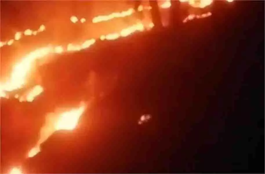 Jammu Kashmir: LoC के पास चारों तरफ लगी आग,मची अफरा-तफरी Jammu Kashmir: LoC के पास चारों तरफ लगी आग,मची अफरा-तफरी