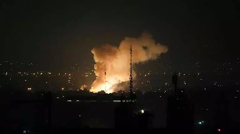 इजरायली हमलों से ईरान की परमाणु योजनाओं को गंभीर झटका इजरायली हमलों से ईरान की परमाणु योजनाओं को गंभीर झटका