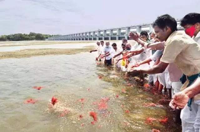 कावेरी का पानी मुक्कोंबु पहुंचा: फूल और चावल की माला छिड़क कर स्वागत किया गया कावेरी का पानी मुक्कोंबु पहुंचा: फूल और चावल की माला छिड़क कर स्वागत किया गया