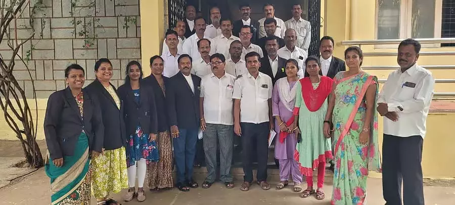 Pavagadh : वकीलों ने कार्यवाही से बाहर रहकर विरोध जताया Pavagadh : वकीलों ने कार्यवाही से बाहर रहकर विरोध जताया