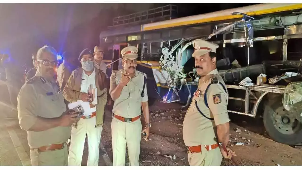 भीषण सड़क दुर्घटना में दो बच्चों समेत चार की मौत भीषण सड़क दुर्घटना में दो बच्चों समेत चार की मौत