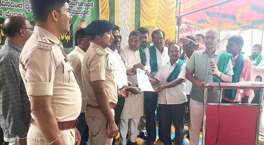 Karnataka : कोलाघट्टा स्टोन क्रशर पर खनन बंद करने की अपील Karnataka : कोलाघट्टा स्टोन क्रशर पर खनन बंद करने की अपील