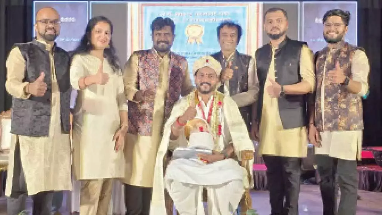 Hindustani गायक ने अपने प्रेमपूर्ण श्रम से सांस्कृतिक संदेश दिया Hindustani गायक ने अपने प्रेमपूर्ण श्रम से सांस्कृतिक संदेश दिया
