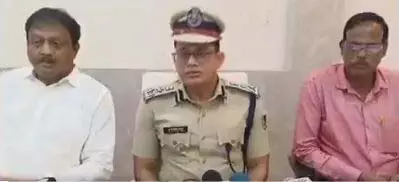 झड़प के बाद भद्रक में तनाव, इंटरनेट शाम 6 बजे तक बंद झड़प के बाद भद्रक में तनाव, इंटरनेट शाम 6 बजे तक बंद