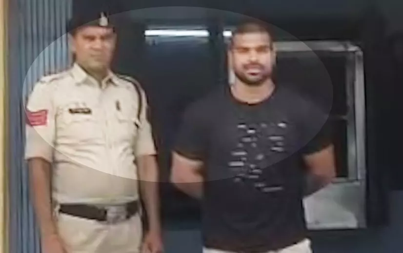 जिम ट्रेनर दूसरी युवती से सगाई करते ही गिरफ्तार, शारीरिक शोषण के आरोप जिम ट्रेनर दूसरी युवती से सगाई करते ही गिरफ्तार, शारीरिक शोषण के आरोप