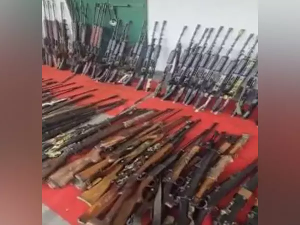 Manipur: सुरक्षा बलों ने घाटी के जिलों में बड़ी कार्रवाई करते हुए 328 हथियार बरामद किए Manipur: सुरक्षा बलों ने घाटी के जिलों में बड़ी कार्रवाई करते हुए 328 हथियार बरामद किए
